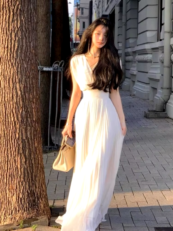فساتين طويلة نسائية برقبة على شكل حرف V
